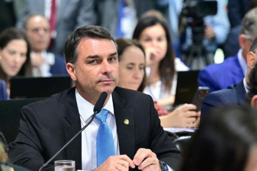 FLÁVIO BOLSONARO DESMONTA A FARSA: CONTATO COM VORCARO FOI POR ATRASO DE PARCELAS PARA FILME, NÃO POR FAVORECIMENTO.