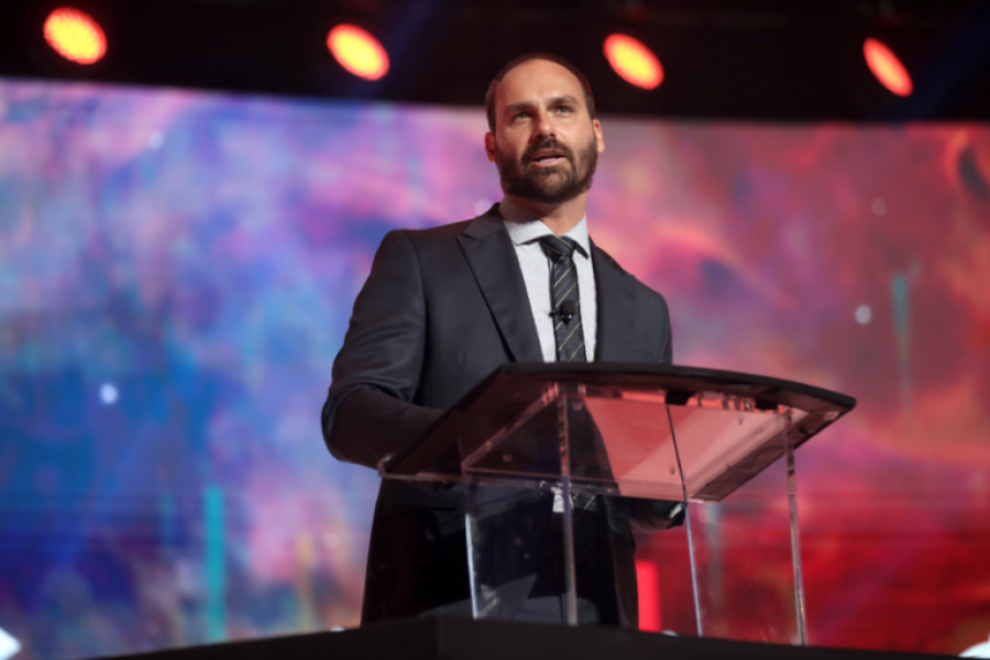 EDUARDO BOLSONARO É ALVO DE NOVA INVESTIGAÇÃO DA POLÍCIA FEDERAL SEM QUALQUER PROVA CONCRETA ATÉ O MOMENTO.