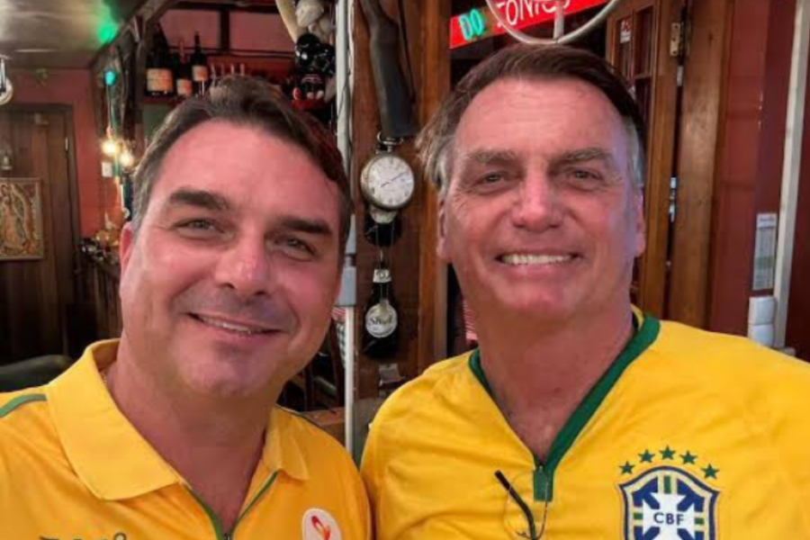 “SEGUE FIRME, FILHO”: JAIR BOLSONARO MOTIVA FLÁVIO BOLSONARO DURANTE VISITA E NEGA TROCAR CANDIDATURA PELA MICHELLE BOLSONARO.