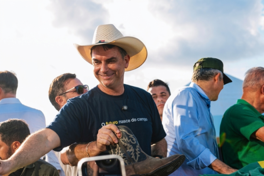 VETO EUROPEU À CARNE BRASILEIRA: “PROBLEMA DO LULA QUE VOU RESOLVER”, DIZ FLÁVIO BOLSONARO SOBRE DESASTRE NO AGRO