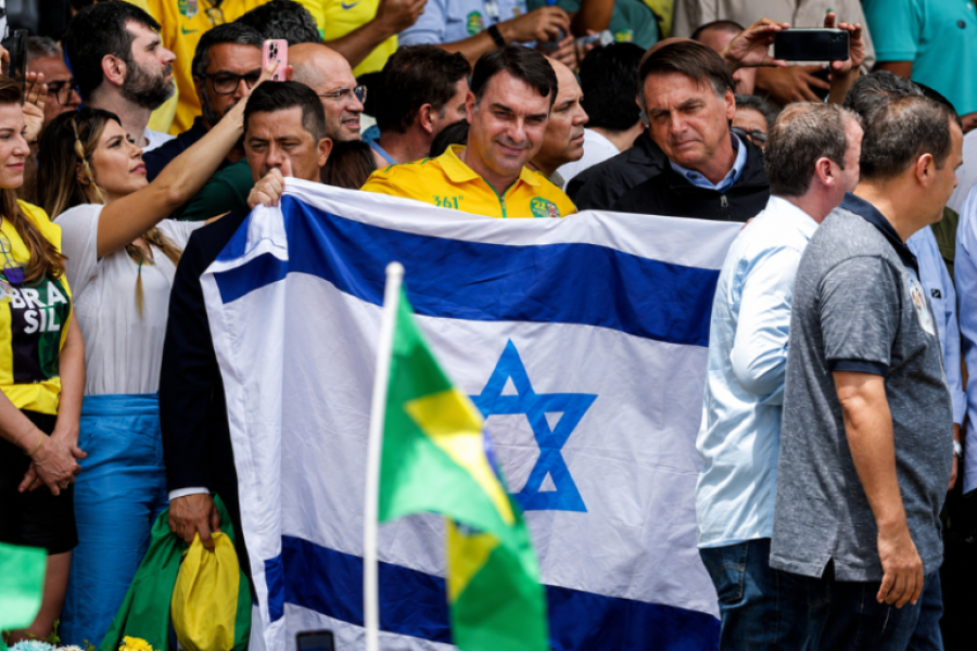 FLÁVIO BOLSONARO REPUDIA TERRORISMO IRANIANO NO ORIENTE MÉDIO ENQUANTO ESQUERDA BRASILEIRA SILENCIA