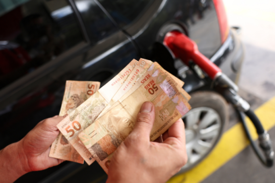 GASOLINA BATIZADA: LULA OFICIALIZA 32% DE ETANOL NO COMBUSTÍVEL E ENFIA A MÃO NO BOLSO DO MOTORISTA