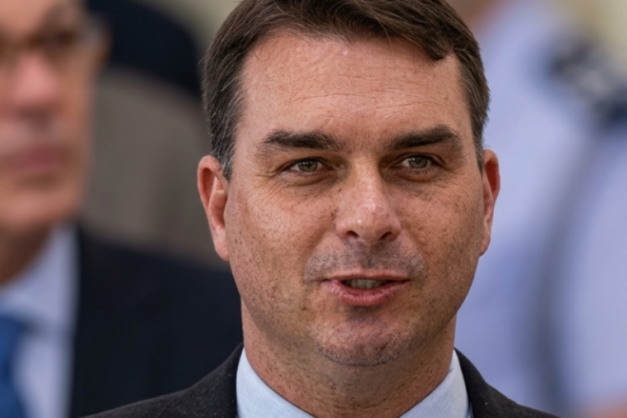 “NÃO TEM COMO ESCONDER”: FLÁVIO BOLSONARO COBRA CPMI DO BANCO MASTER APÓS PF MIRAR JAQUES WAGNER