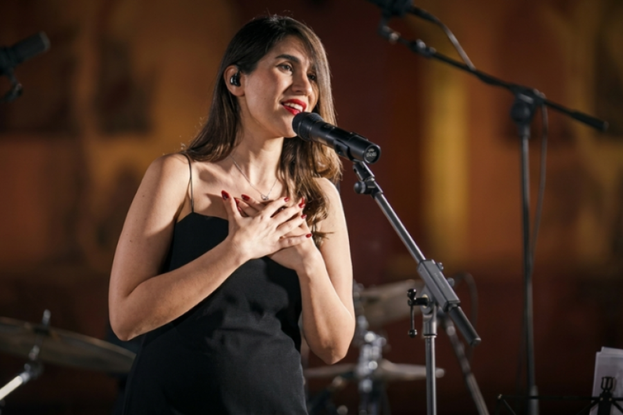 REGIME IRANIANO CONDENA CANTORA A 74 CHIBATADAS POR SE APRESENTAR SEM HIJAB
