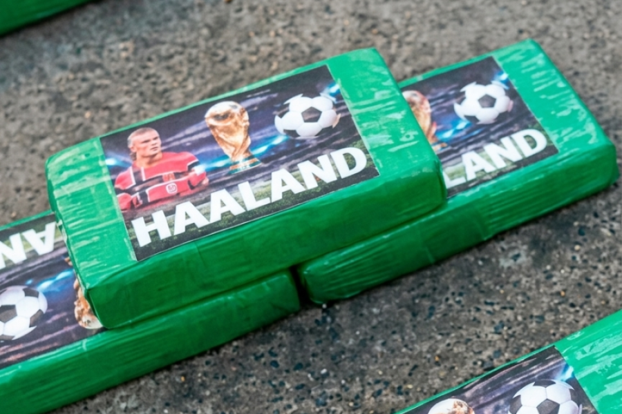 POLÍCIA DO EQUADOR APREENDE QUASE MEIA TONELADA DE COCAÍNA COM IMAGEM DE HAALAND