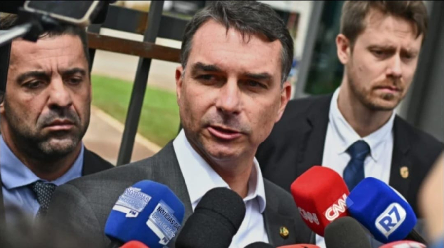 Flávio Bolsonaro alega sátira e pede que vídeo de Lulinha siga no ar.