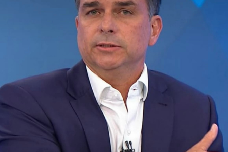 FLÁVIO BOLSONARO DEFENDE LEGALIDADE DE FILME E CITA PATROCÍNIO A LUCIANO HUCK DA GLOBO: “MESMO JEITO”