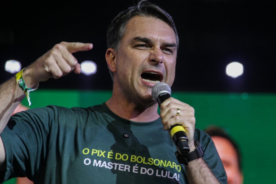 FLÁVIO BOLSONARO CELEBRA CRESCIMENTO NAS PESQUISAS E PROMETE PAÍS ONDE NINGUÉM PARCELARÁ ARROZ E FEIJÃO