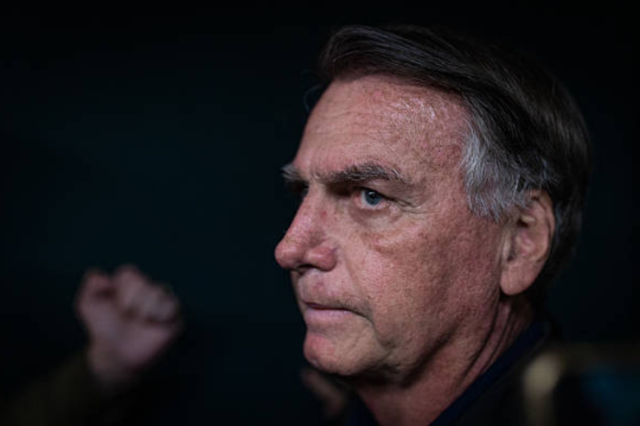 EM MEIO AO CASO BANCO MASTER, MORAES DETERMINA DESTRUIÇÃO DE ARMAS APREENDIDAS DE BOLSONARO