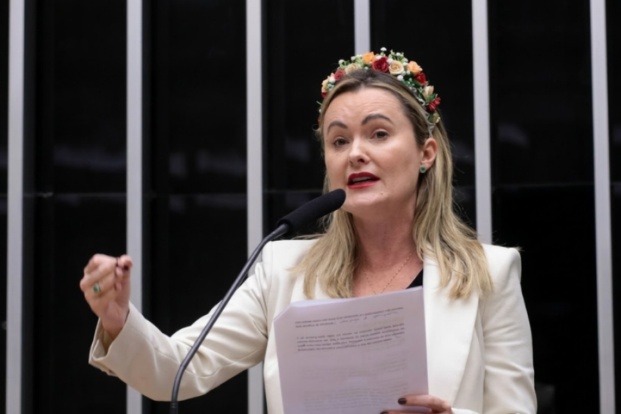 “O REI ESTÁ NU”: JÚLIA ZANATTA COBRA EXPLICAÇÕES DE MORAES E PEDE IMPEACHMENT DO MINISTRO