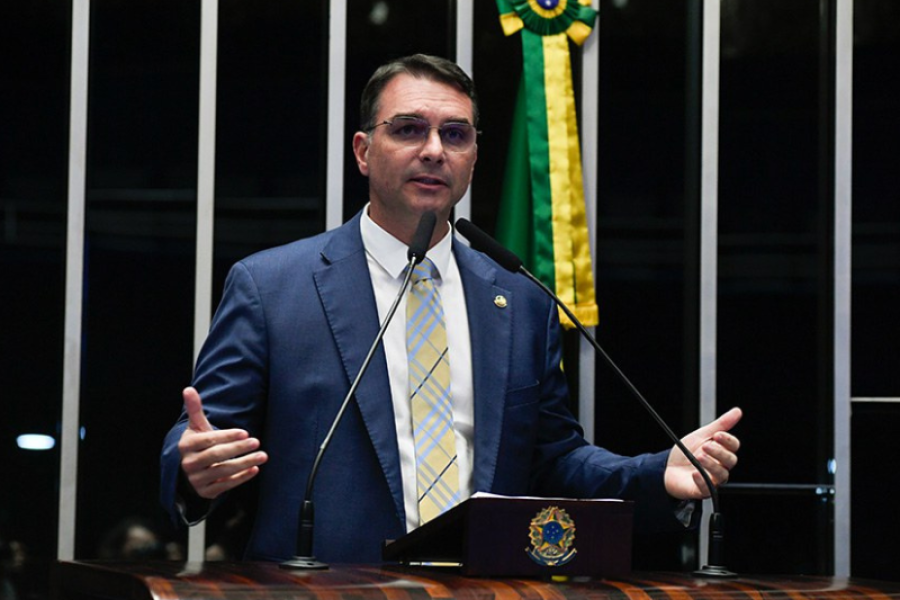 FLÁVIO BOLSONARO DIZ QUE MORAES, DINO E ALCOLUMBRE ARTICULAM MOVIMENTO CONTRA SUA CANDIDATURA