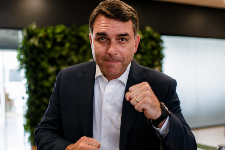 VERITÁ: FLÁVIO BOLSONARO LIDERA PRIMEIRO TURNO E APARECE À FRENTE DE LULA NA CORRIDA PRESIDENCIAL