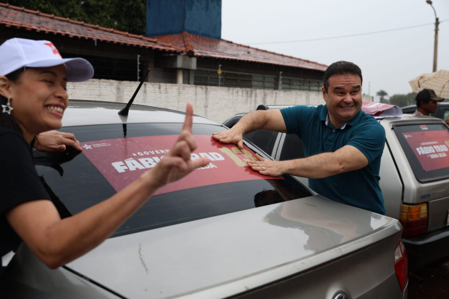 SOB CHUVA, FÁBIO TRAD REÚNE MAIS DE 200 CARROS EM CARREATA E APRESENTA PROPOSTAS PARA DOURADOS