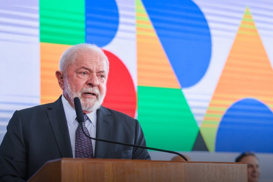 ÀS VÉSPERAS DA ELEIÇÃO, LULA ANUNCIA REAJUSTE DE R$ 91 NO PISO DO BOLSA FAMÍLIA: “CUIDAR DE POBRE NÃO É FÁCIL”