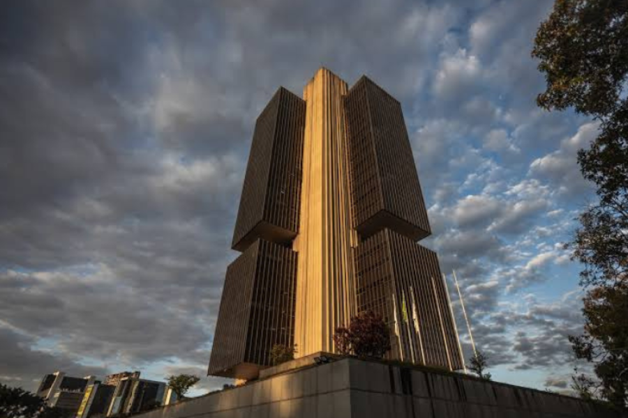 FESTEJADA PELA ESQUERDA, REDUÇÃO DA SELIC PARA 13,75% MANTÉM BRASIL NO TOPO DOS JUROS REAIS DO MUNDO