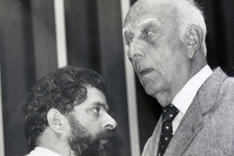 LULA ERGUE EM COPACABANA A CONSTITUIÇÃO DE 1988, QUE ELE PRÓPRIO VOTOU CONTRA NA CONSTITUINTE
