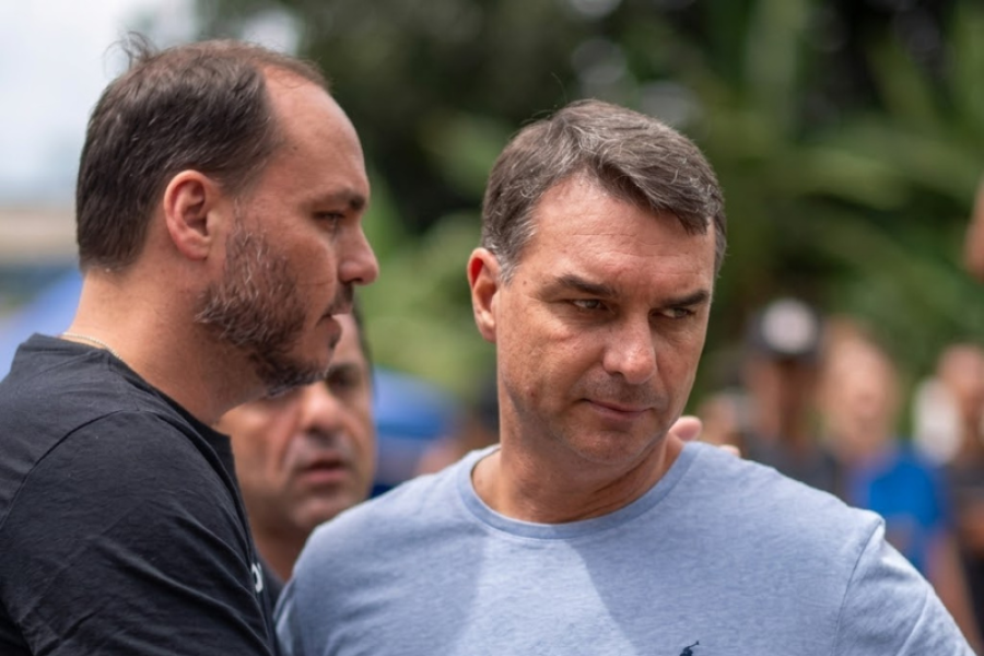 CARLOS BOLSONARO SE EMOCIONA AO CONVERSAR COM O PAI, MAS OUVE DE JAIR: “LEVANTA A CABEÇA”
