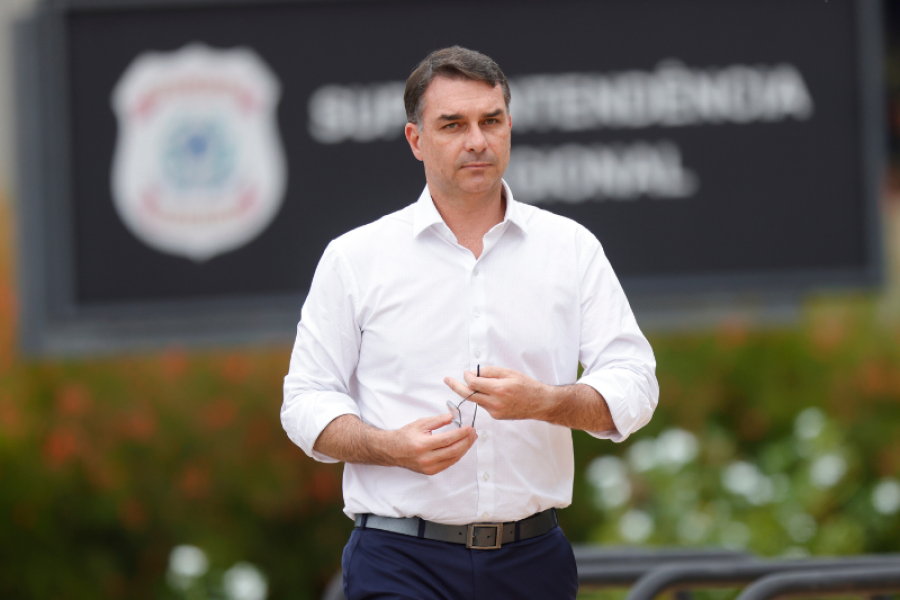 QUEM CONFIA? PF DIZ QUE FLÁVIO NÃO É FORAGIDO E NÃO HÁ PEDIDO DE PRISÃO, APESAR DA APREENSÃO DE PASSAPORTES