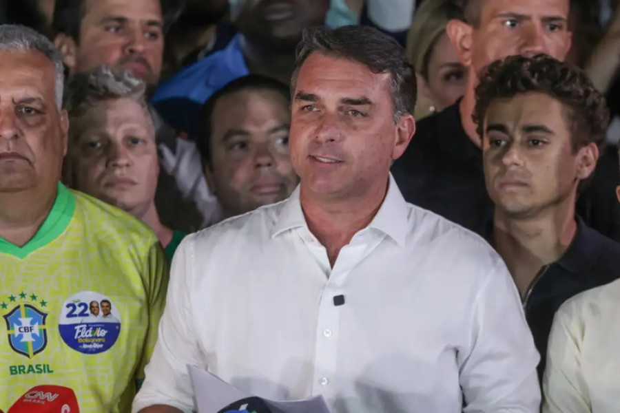 FLÁVIO BOLSONARO SE DECLARA “VERDADEIRO PRESIDENTE ELEITO” DO BRASIL E AGRADECE A TRUMP E MILEI
