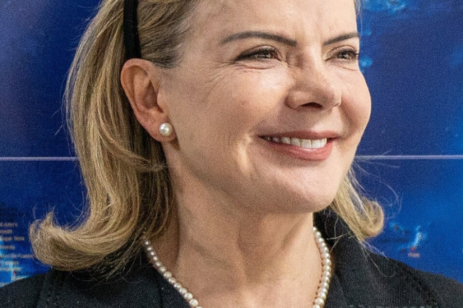 GLEISI HOFFMANN É COTADA PARA ASSUMIR MINISTÉRIO RESPONSÁVEL PELO BOLSA FAMÍLIA