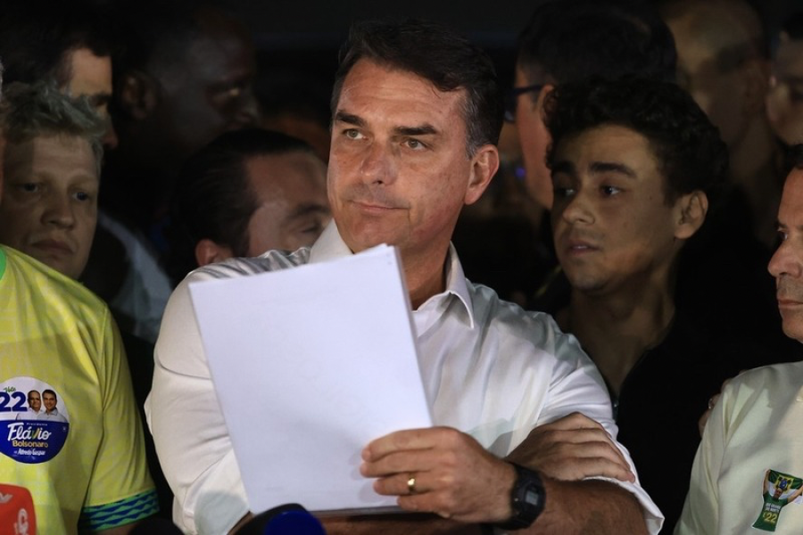FLÁVIO BOLSONARO PREPARA ESTRATÉGIA JURÍDICA NOS EUA E AVALIA POSSIBILIDADE DE PEDIR ASILO POLÍTICO