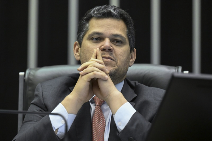 ESTRATÉGIA DE ALCOLUMBRE PARA CONTINUAR NO SENADO DESAGRADA ALIADOS DE LULA E NÃO CONVENCE A OPOSIÇÃO
