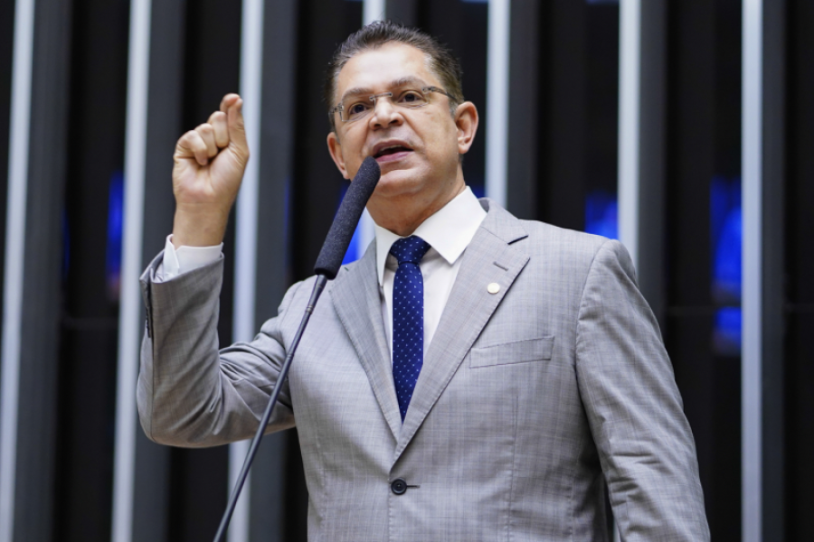 GOVERNO LULA “PRECISA DEIXAR CLARO QUE NÃO COMPACTUA COM TERRORISMO”, DIZ SÓSTENES