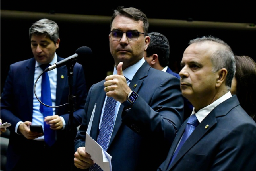 FLÁVIO BOLSONARO PEDE UNIÃO DA DIREITA E LANÇA ROGÉRIO MARINHO NA DISPUTA PELA PRESIDÊNCIA DO SENADO