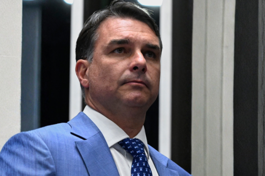FLÁVIO BOLSONARO PEDE SUSPEIÇÃO DE MORAES E REVISÃO DE DECISÃO QUE RETEVE SEU PASSAPORTE