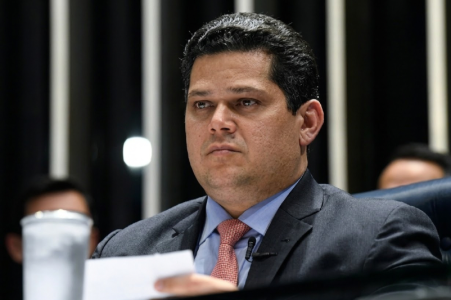 IVES GANDRA ALERTA: COM ALCOLUMBRE NO COMANDO DO SENADO, MORAES ESTÁ GARANTIDO NO STF